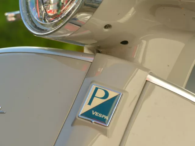 Vespa Emblem Kaskade Aufkleber inkl. Halter chrom