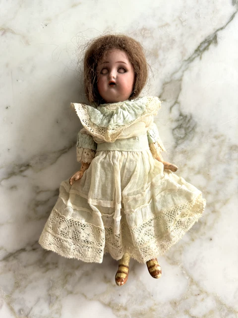 POUPEE MIGNONETTE TETE BISCUIT/PORCELAINE YEUX VERRE fixes jus de grenier D