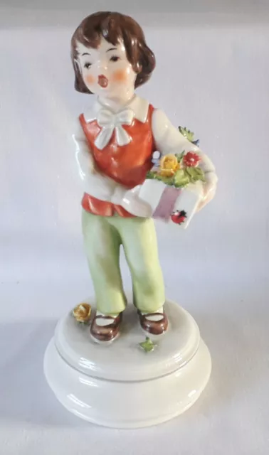 Goebel Figura Numero 553 Ragazzo Carrying Scatola Di Fiori