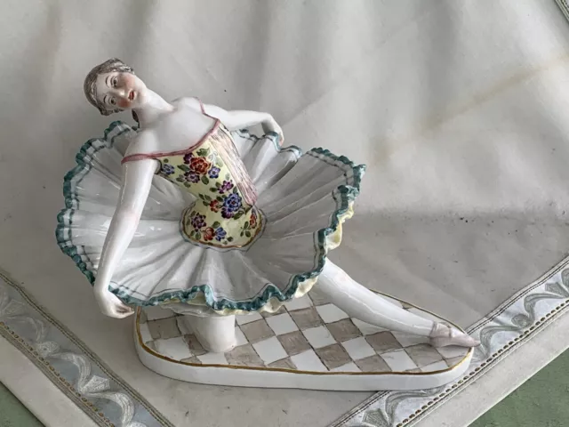 Schöne seltene Meissen Figur als Kniende Ballerina