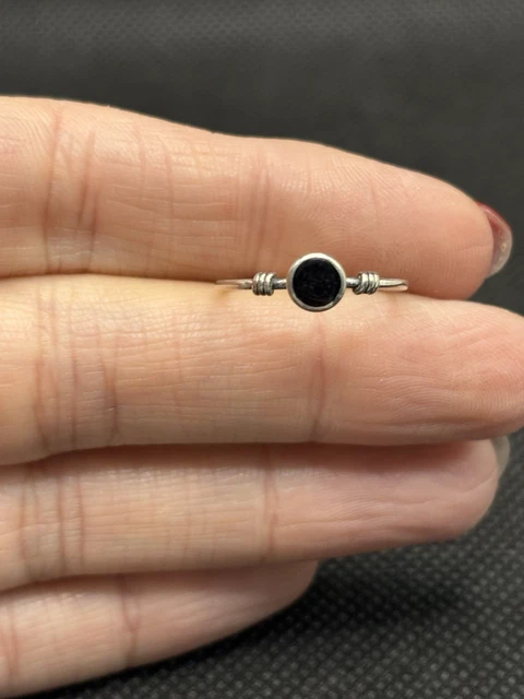 Bague composée d'un anneau en argent 925 massif et brillants et 2
