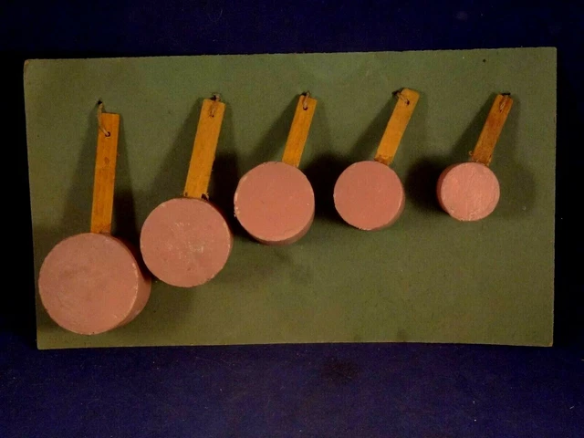 Ancien Ensemble De Cuisine En Bois Pour Enfant – Casseroles Et Épicerie Jouet (Années 1930)