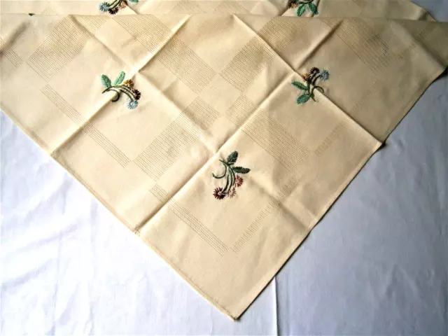 Bestickte Tischdecke - Mitteldecke - Handarbeit - Blumen - 77x77 cm - unbenutzt