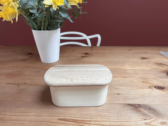 Plato de mantequilla de cerámica crema con tapa de madera