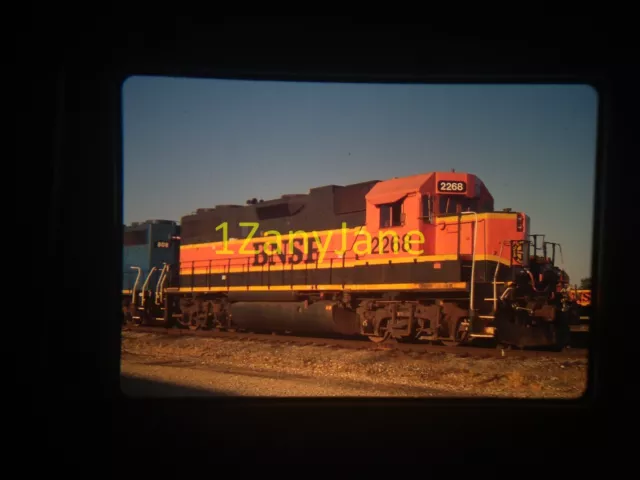 6J20 TRAIN SLIDE Railroad 35MM Photo BNSF 2268 GP38-2 GALESBURG ILLINOIS 9-20-11