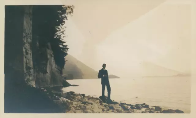 France, Aix-les-Bains, Homme sur les rives du Lac du Bourget, 1913, Vintage silv