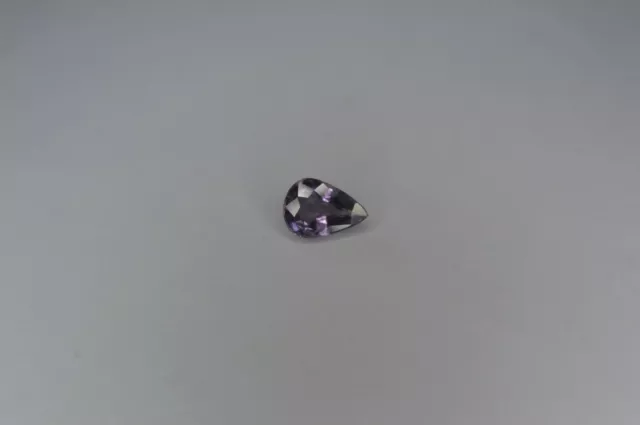 A 0,98 ct saphir violet, naturel.