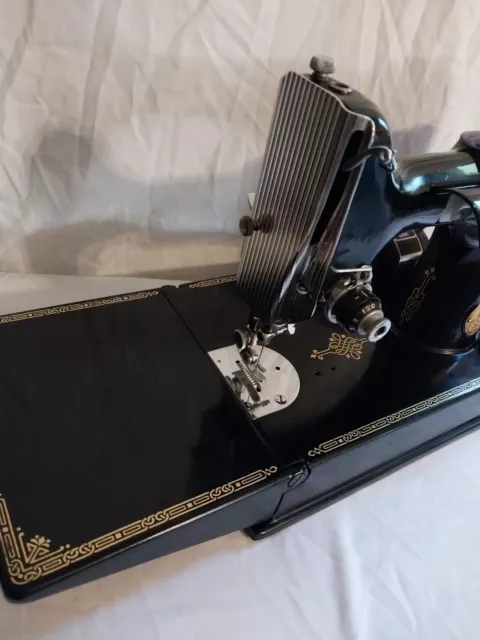 SINGER 221 Featherweight Sewing Machine