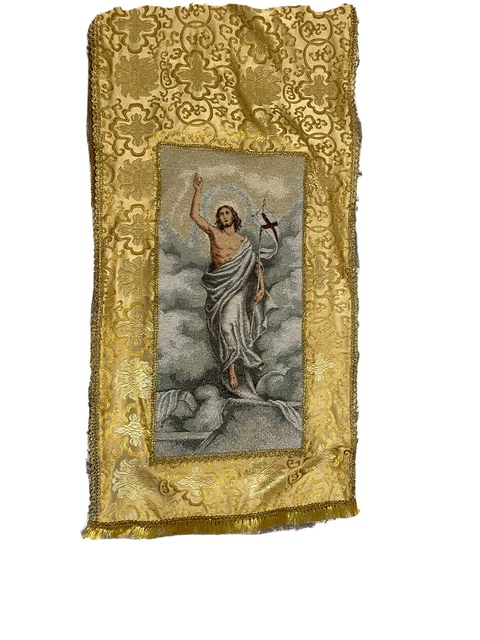 Copri ambone oro e bianco con arazzo raffigurante Gesù risorto.