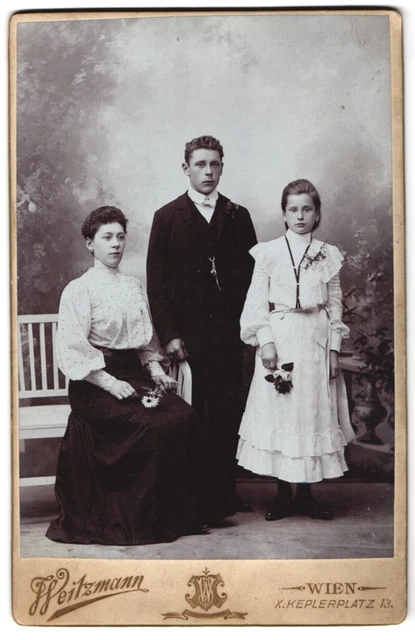 Fotografie J. Weitzmann, Wien, Keplerplatz 13, Portrait Zwei junge Damen in fei