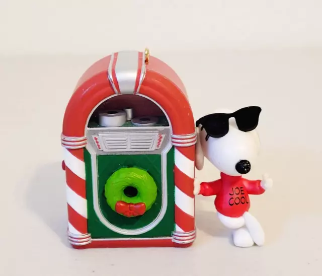 2012 Hallmark Peanuts Snoopy JOE COOL ROCKS Jukebox Magic Ornament w/Sounds 3"