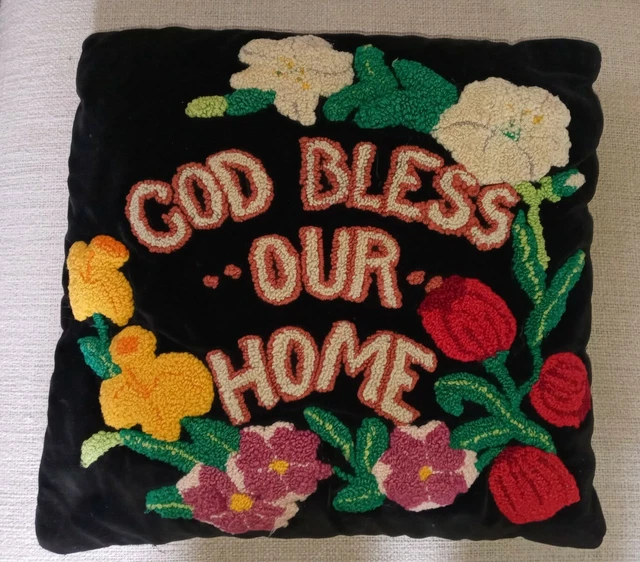 "Almohada vintage con aguja perforada acento God Bless Our Home terciopelo negro 18"" x 16"""