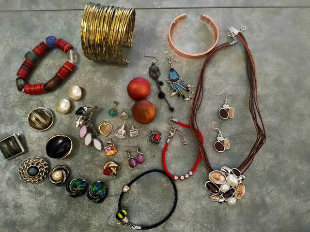 Lot De Bijoux Anciens Fantaisie Vintage Et Rares - Colliers Et Autres Pièces D'occasion