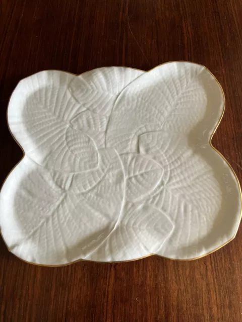 Paris Porcelaine Blanche Plateau Nénuphar Fin Xixème Decor Semi Relief Filet Or