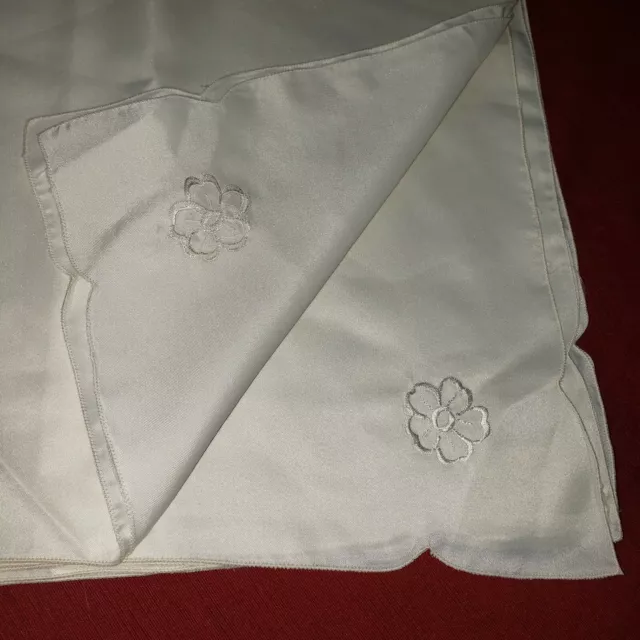 Nuevo juego de 8 servilletas cuadradas de 16" bordadas en beige con una flor para cena sedosa