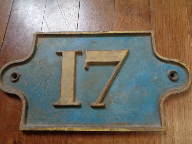 ANCIENNE PLAQUE DE rue numéro de maison en fonte n° 17 ( 32 cm ) - EUR