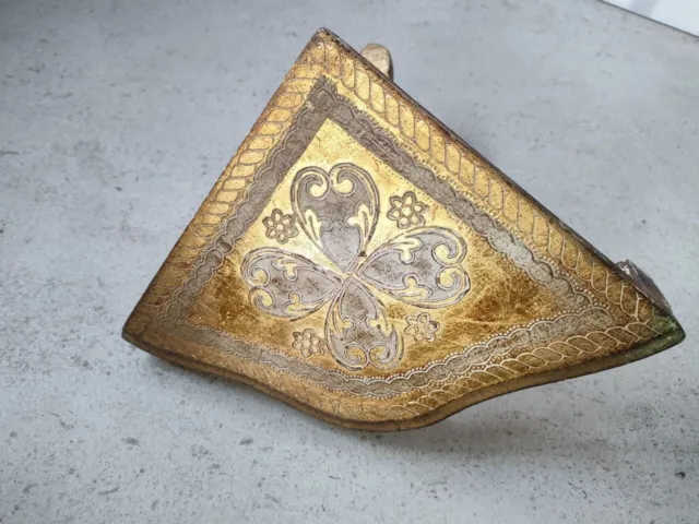 Mensolina angolare in legno, intagliata, dorata con decori ad incisione