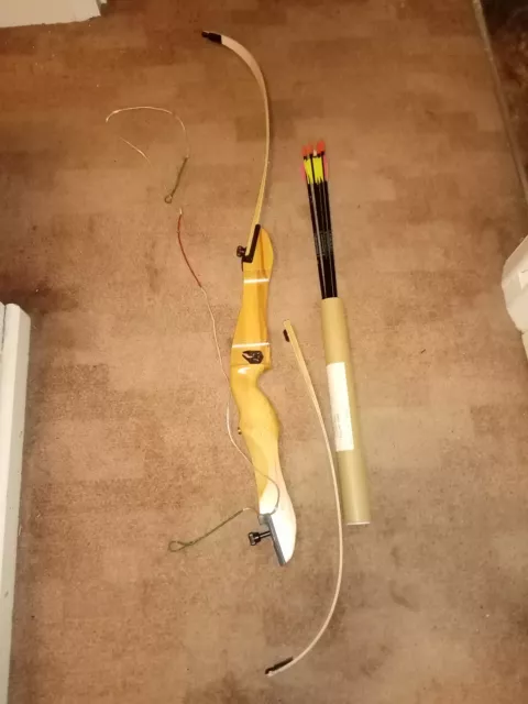 Victory 28 inch recurve bow, with 5 arrows