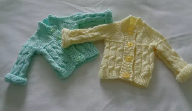 Lot de 2 cardigans à col rond tricotés à la main partiellement câblés pour s'adapter pré-bébé