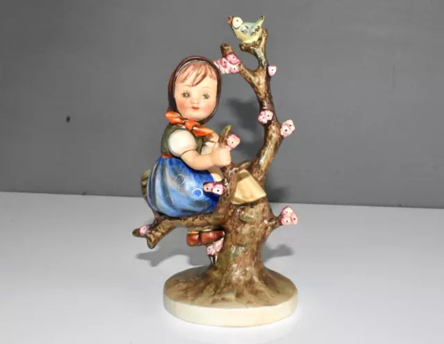 Goebel Mädchen auf Baum Ast Porzellan Figur Hummel Fach #A5