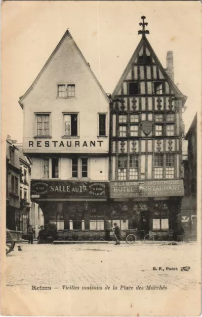 CPA REIMS Old Houses Place des Marche (989360)