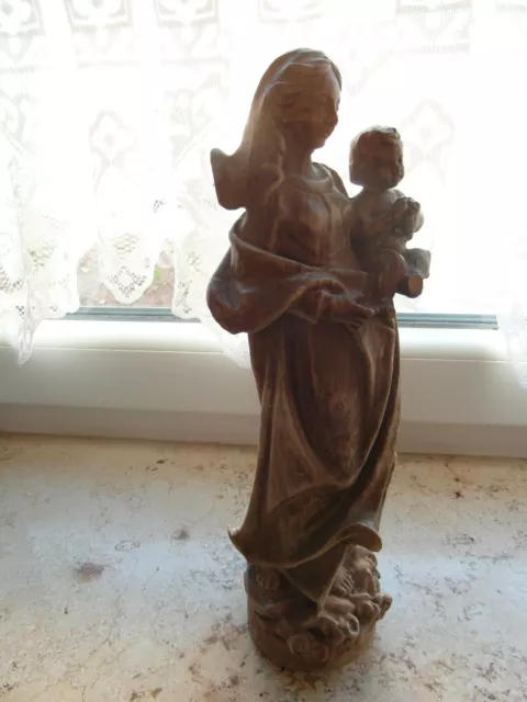 Muttergottes mit Kind - Holzschnitzerei Figur