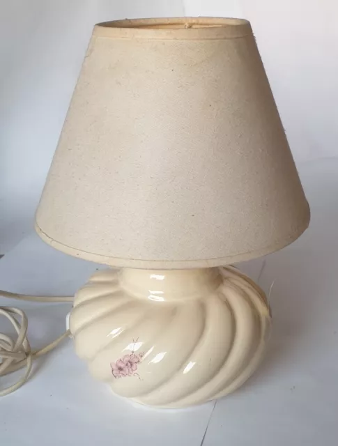 Piccolo lume vintage da tavolo/comodino in ceramica dipinta  a mano con paralume