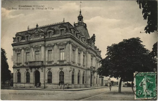 CPA COUTRAS - Le Beau Monument de l'Hotel-de-Ville (140288)