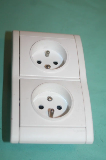 Double Plaque Legrand Sagane Anis Verticale 82021 - Prise Et Interrupteur, Neuf Sous Emballage