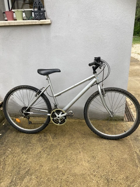 Deux Pneus Vélo Ancien 700x35 - Dimension 44-635, Rouge, Neufs, Pour Rénovation Ou Collection