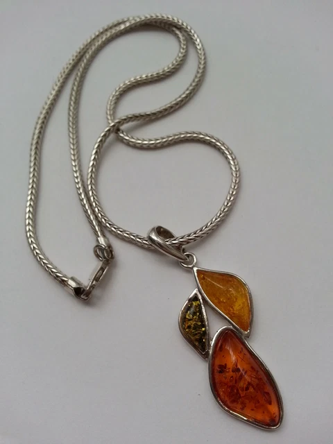 une métal marteau avec un Orange en bois manipuler isolé sur une métal marteau avec un Orange en bois manipuler isolé sur