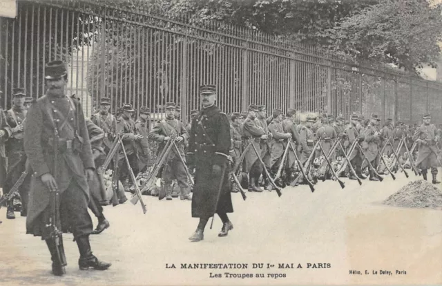 Cpa 75 Paris La Manifestation Du 1Er Mai A Paris Les Troupes Au Repos