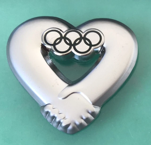 PARIS 2024 OLYMPIC Games. Olympic Heart. Ioc Handshake Pin. Silvery 19