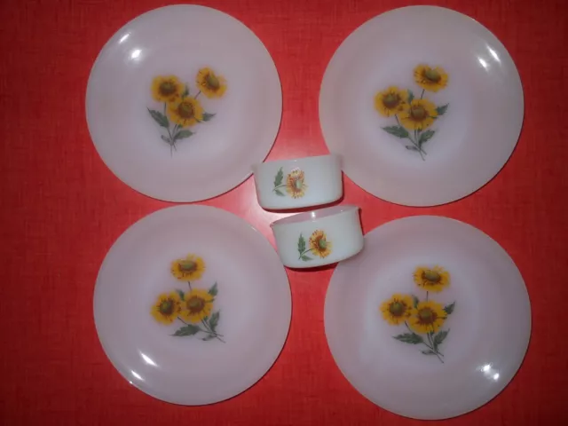 lot de 4 assiettes à dessert et 2 ramequins en arcopal motif tournesol vintage