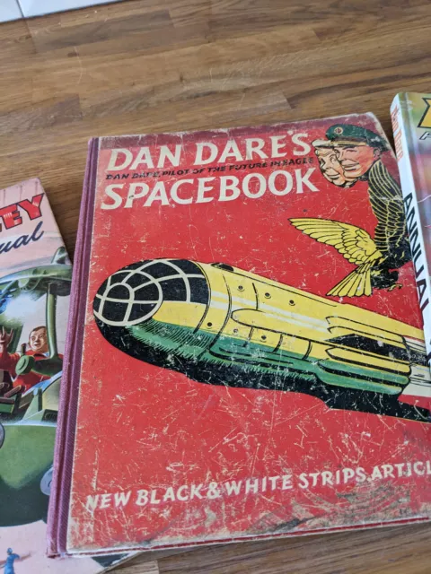 3 x DAN DARE BOOKS - SPACEBOOK - ANNUAL 1979 - SPACE KINGLEY ANNUAL 1953 3