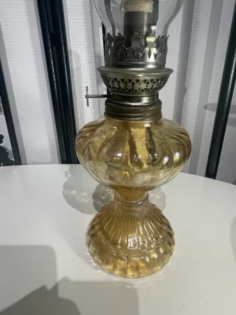 Magnifique Lampe A Pétrole Ancienne En Verre Ambré Effets Nacré 2