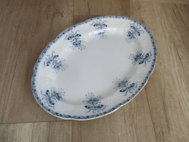 Grand plat ovale en  Terre de fer St Amand & Hamage modèle  Néva