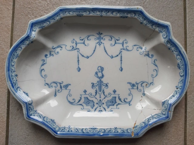 Plat Moustiers XVIIIe 18e Bérain