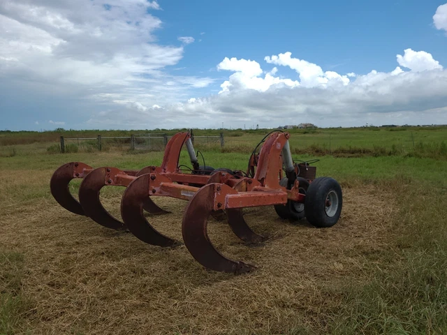 Subsoiler with 7 x 33  Shanks