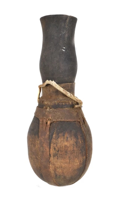 Contenedor de calabaza samburu correas de cuero arte africano de Kenia
