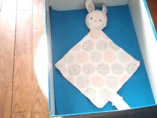 Doudou5623 / Plat Lapin Losange "Obaibi Okaidi" Blanc/Gris/Rose - Rond Argente