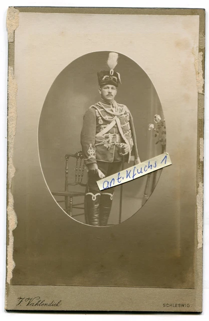 Kabinett-Foto : Preußischer Husar aus Schleswig mit Pelzmütze und Dollmann