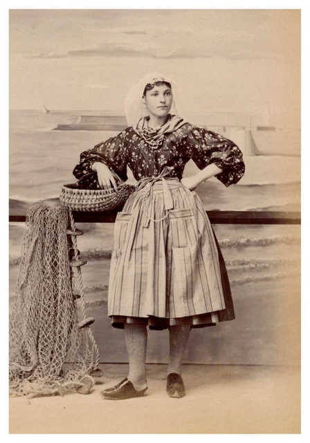 Deux Jeunes Femmes Bretonnes En Costume Traditionnel Photo éditorial - Image du breton, participe: 97297346