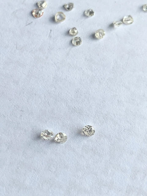 Diamant Naturel Blanc Total ~ 0,39 carats 1 avec trait rouge : total 14 diamants