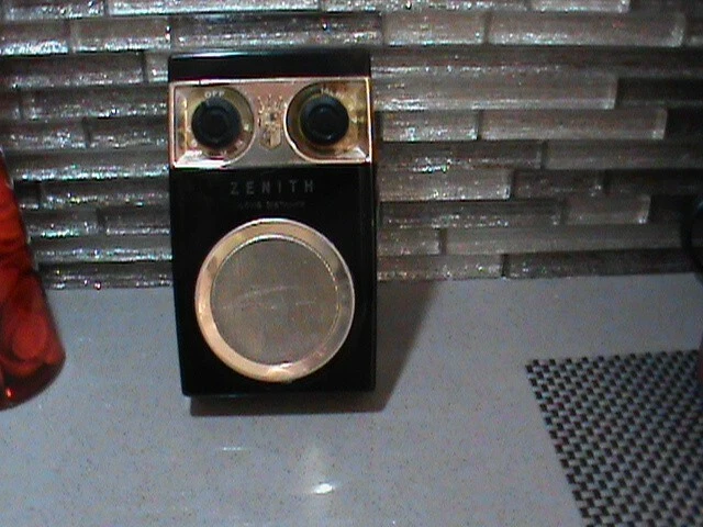 1950/60 Zenith Transistor radio Model royal 500 Black Long Distance Working. 1950/60 Zenith Transistor radio Model royal 500 Black Long Distance Working.