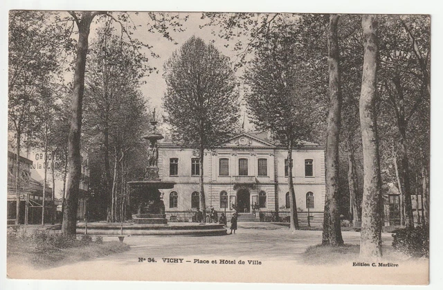 VICHY - Allier - CPA 03 - place et Hotel de Ville - Fontaine
