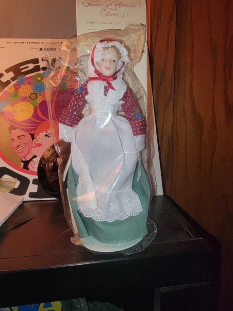Vintage 1987 AVON Early American Girl Porcelain Doll FASHION OF AMERICAN TIMES