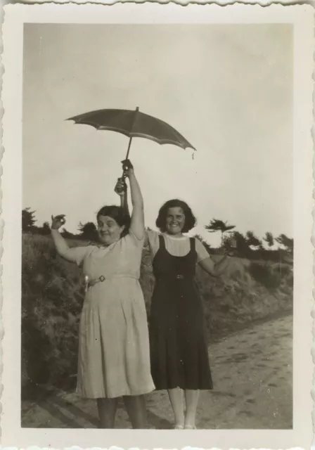 Photo Ancienne - Vintage Snapshot - Femme Ombrelle Parapluie Mode Drôle - Funny