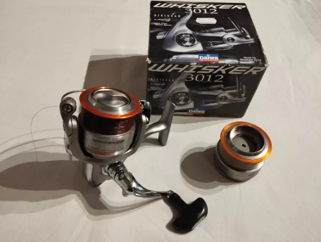 https://www.picclickimg.com/ahEAAOSwvd1lXQot/Daiwa-Whisker-3012-Boxes-With-Spare-Spool-Digigear.webp