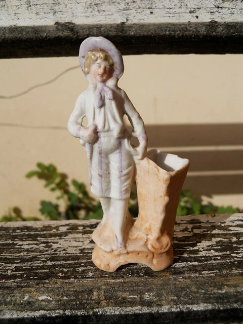 Ancien biscuit porte bouquet décor élégant  polychrome